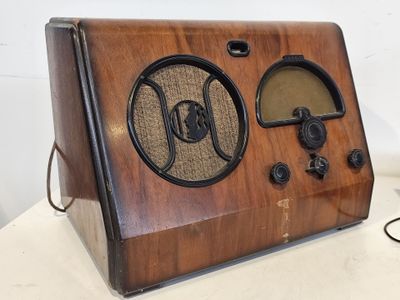 une radio à l'ancienne posée sur une table à côté d'une souris