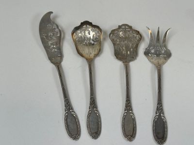 cinq cuillères en argent et une cuillère ornée d'un motif floral