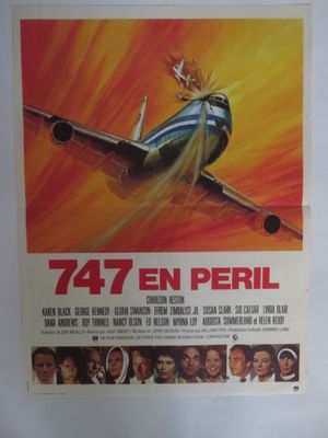 L'affiche du film « 477 en péril » est accrochée au mur.