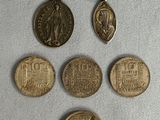 quatre types de pièces différents sont présentés sur une surface blanche