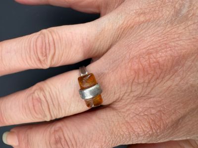 gros plan de la main d'une personne portant une bague