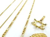 trois bijoux en or, à savoir un collier, un bracelet et une broche