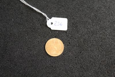 un gros plan d'une pièce de monnaie posée sur une surface noire, avec une étiquette de prix