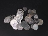 une pile de pièces d'argent sur une surface noire