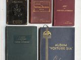 plusieurs vieux livres sont alignés sur une surface blanche