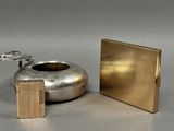 un petit objet métallique posé sur une table