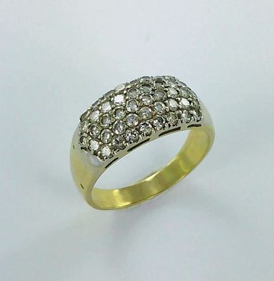 une bague en or jaune sertie de diamants blancs sur fond blanc