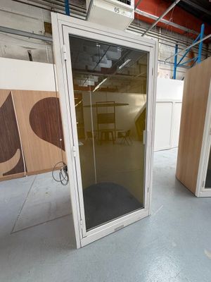 deux portes ouvertes dans une pièce