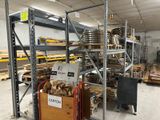 une grande pièce avec de nombreuses étagères et des caisses en bois
