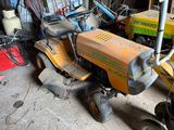 un petit tracteur garé dans un garage