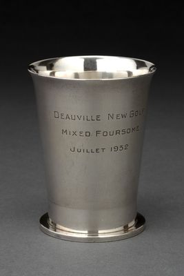 une vieille coupe en argent sur laquelle sont gravés les mots « Deaville, New York »