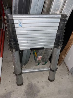 une échelle appuyée contre un mur dans un garage