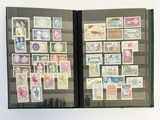 un livre avec beaucoup de timbres