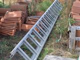 un tas de briques posé par terre près d'une clôture