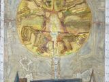 un tableau accroché au mur d'une pièce, sur lequel figure une horloge