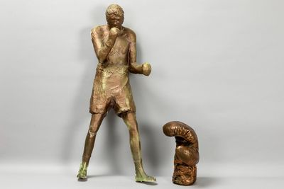 Lot (2) avec une sculpture en plâtre réalisée par Jean-Pierr…