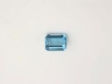 une pierre de topaze bleu aqua sur un fond blanc