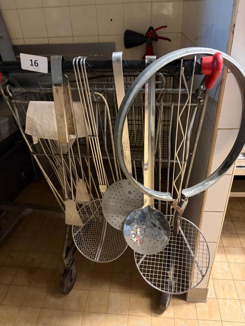 Lot d'ustensiles de cuisine inox : passoires, écumoire, pinc…