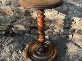 une petite table en bois avec un plateau en bois, posée à même le sol
