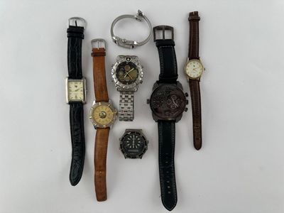 plusieurs types de montres sur une surface blanche