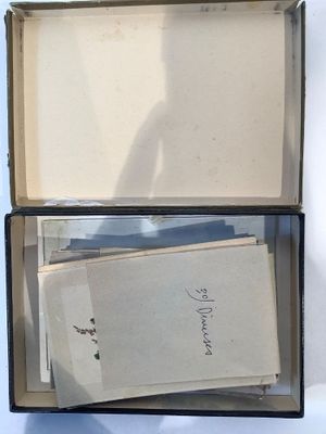 une petite boîte contenant beaucoup de papiers