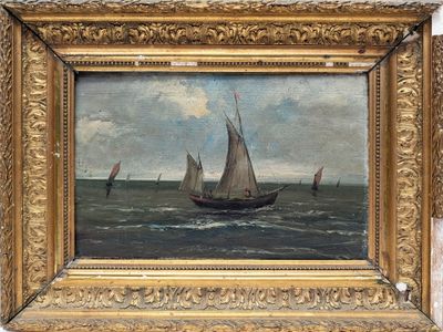 une peinture à l'huile représentant un voilier en pleine mer, avec d'autres bateaux en arrière-plan