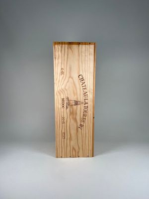 une caisse en bois contenant une bouteille de vin