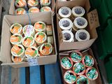 de nombreuses caisses d'oranges et de nombreuses tasses de café sur une palette