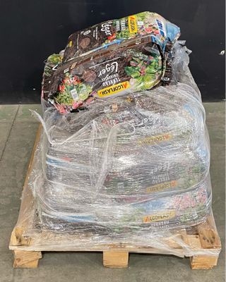 une palette remplie de denrées alimentaires posée sur une autre palette