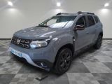 la dacia grise est garée sur un carrelage en damier