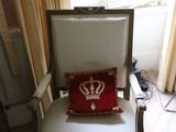 une chaise blanche sur laquelle est posé un coussin rouge