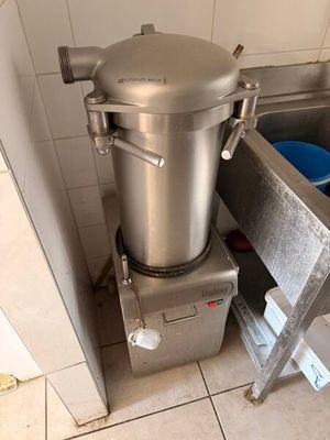 un grand mixeur en métal dans un coin de la cuisine