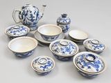 de nombreux plats et tasses bleus et blancs, ainsi qu'une théière