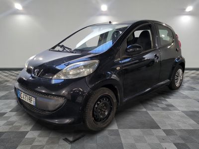 la photo d'une petite voiture noire sur un sol en damier