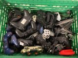 un panier vert rempli de manettes de jeux vidéo et de télécommandes