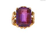 une image représentant une bague en or sertie d'une pierre violette