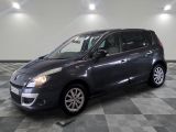 Une Mazda MPV de 2012 dans un showroom au sol à damier