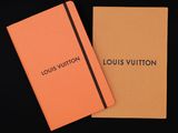 deux carnets Louis Vuitton sur fond noir