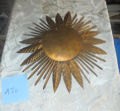 un « Sunburst » doré posé sur une table, avec une étiquette de prix dessus