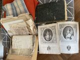 de nombreux vieux livres posés sur un lit recouvert d'une couverture