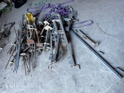 un grand nombre d'outils posés sur le sol