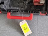 une caisse à outils avec des outils à l'intérieur sur le sol
