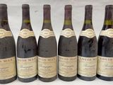 six bouteilles de vin sont alignées dans une rangée