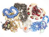 beaucoup de bijoux sur une surface blanche
