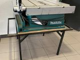 un gros plan d'une scie à table posée sur une table dans une pièce