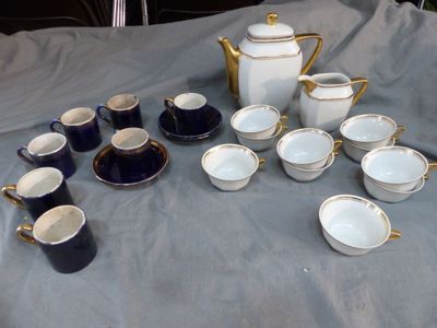 beaucoup de tasses et de soucoupes sur une table