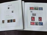 la photo d'un livre avec des timbres