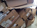 boîtes empilées dans une pièce