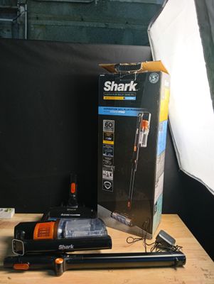 une boîte contenant un appareil photo et une lampe, posée sur une table