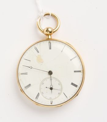 une montre de poche en or avec des chiffres romains sur le cadran
